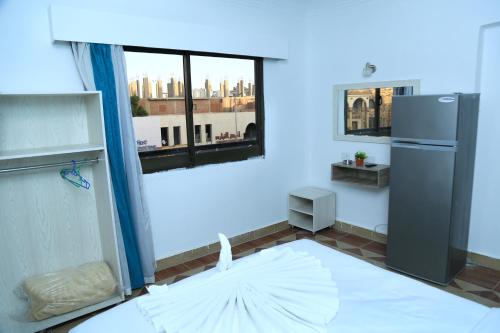 een lege kamer met een koelkast en een raam bij Lamera Hotel in Hurghada