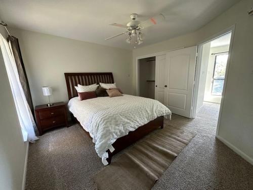 1 dormitorio con 1 cama y ventilador de techo en 10 beds 5 baths 24 acre Lake Property minutes The Woodlands TX, en Magnolia