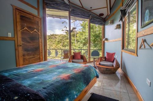 una camera con un grande letto e una finestra di Moon Wonders Vacation House a Monteverde Costa Rica