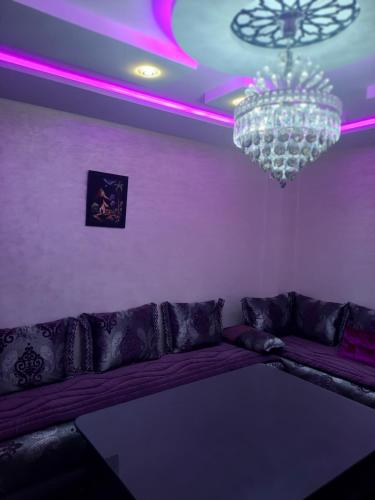sala de estar con sofá y lámpara de araña en APPARTEMENT AMIRA iFRANE, en Ifrane