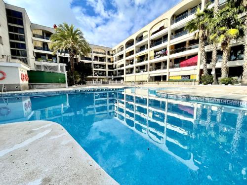 Bazén v ubytovaní Apartemento piscina centro calella 3 min playa alebo v jeho blízkosti