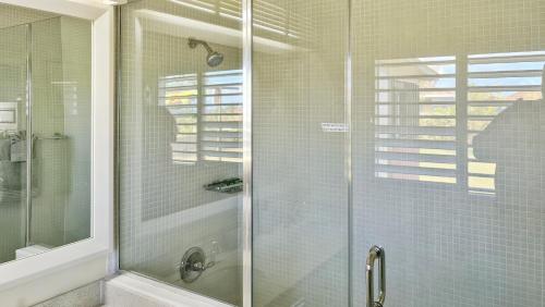 eine Dusche mit Glastür im Bad in der Unterkunft Casa Maurice Ocho Rios Villa in Ocho Rios