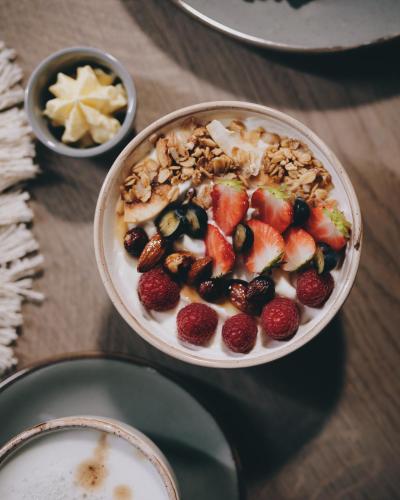 un bol de fruta y frutos secos sobre una mesa en Apartment Margarethenstein mit privat Sauna, en Kaprun