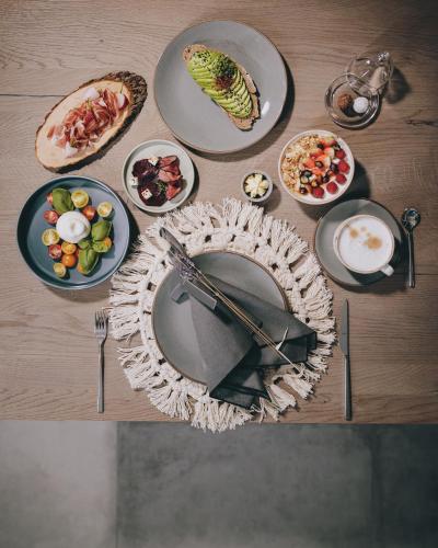 Una mesa de madera con platos de comida encima. en Apartment Margarethenstein mit privat Sauna, en Kaprun