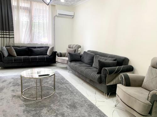 Sala de estar con 2 sofás y mesa en Luxury home in Beylikduzu, en Beylikduzu