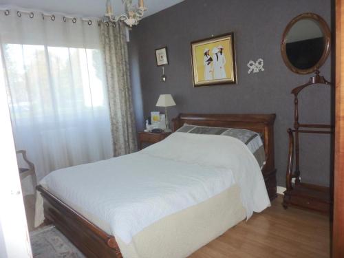 - une chambre avec un lit et un miroir dans l'établissement FROMENTIN, à Vannes