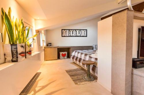 ein Schlafzimmer mit einem Bett und einem Tisch in einem Zimmer in der Unterkunft Cà Borsari in Verona