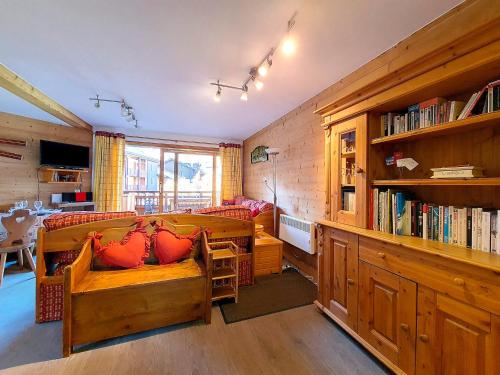 un salon avec un canapé et une étagère dans l'établissement Spacieux 3 pièces près des pistes avec balcon, WiFi et équipements complets - FR-1-344-1079, à Saint-Martin-de-Belleville