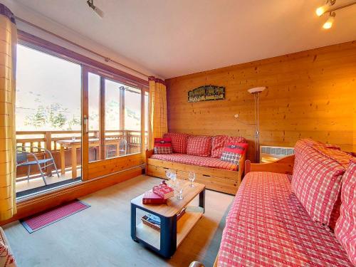 un salon avec un canapé et une table dans l'établissement Spacieux 3 pièces près des pistes avec balcon, WiFi et équipements complets - FR-1-344-1079, à Saint-Martin-de-Belleville