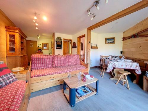 un salon avec un canapé et une table dans l'établissement Spacieux 3 pièces près des pistes avec balcon, WiFi et équipements complets - FR-1-344-1079, à Saint-Martin-de-Belleville