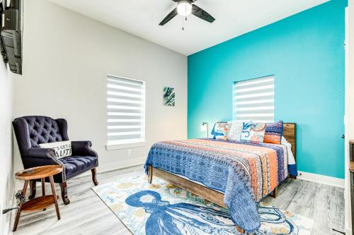 um quarto com uma cama e uma parede azul em Sea Cove em Galveston