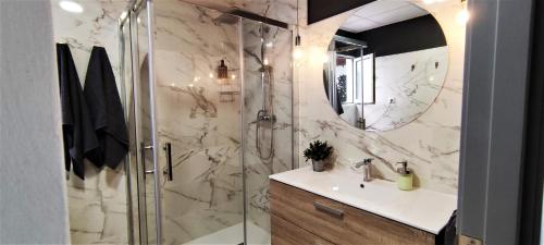 een badkamer met een douche, een wastafel en een spiegel bij Casa tradicional Torrevieja con parking in Torrevieja