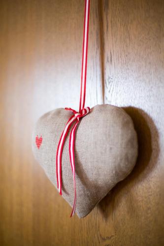 a heart shaped piece of paper hanging on a wall at Pension Anna in Sankt Leonhard im Pitztal