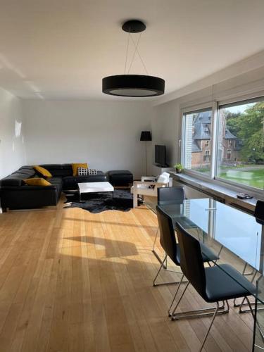 uma sala de estar com um sofá e uma mesa em Beautiful 3 bedroom Apartment em Antuérpia
