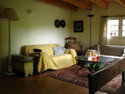 uma sala de estar com um sofá e uma mesa em La Framie basse em Albas