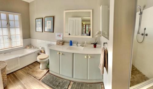 een badkamer met een wastafel, een toilet en een bad bij Bourne View in Nottingham Road