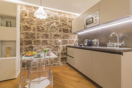 Kuchyň nebo kuchyňský kout v ubytování Tuscus Apartments