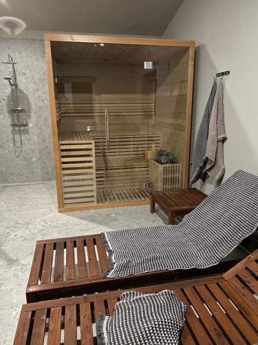 a room with a bench and a bath tub at Casa Cavi Istria in Oprtalj