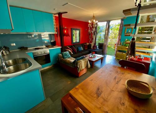 una cocina con armarios azules y una mesa de madera en una habitación en MatiloftYungay, en Valparaíso
