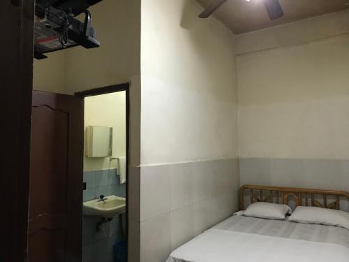 1 dormitorio con cama, lavabo y espejo en Hotel Luque, en Guayaquil