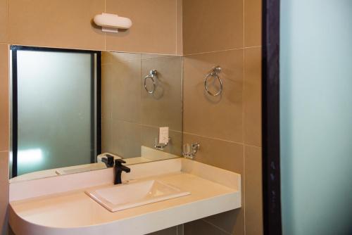 Bilik mandi di Bungalows Oasis