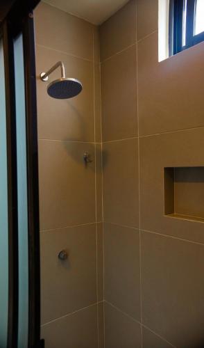 Bilik mandi di Bungalows Oasis