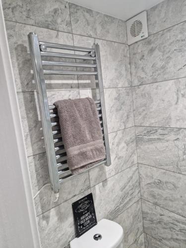 a bathroom with a towel on a towel rack at Lovely unit elgin drive Coastal Bliss Your Seaside Retreat with City Excitement in Wallasey