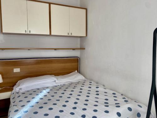 una camera con letto con testiera in legno e armadi di Appartamento in centro：Montecatini Terme a Montecatini Terme