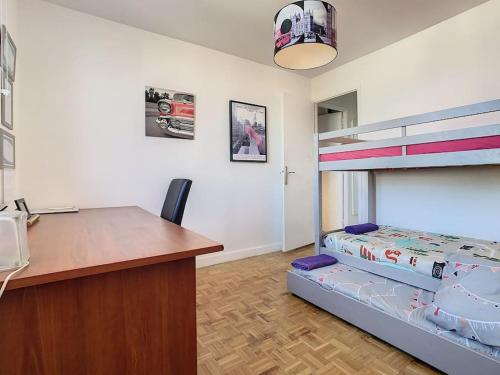 Ένα ή περισσότερα κρεβάτια σε δωμάτιο στο Appart Crystal Lyon Caluire et parkings
