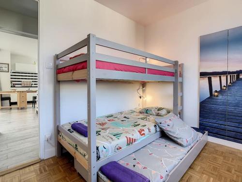 Ένα ή περισσότερα κρεβάτια σε δωμάτιο στο Appart Crystal Lyon Caluire et parkings