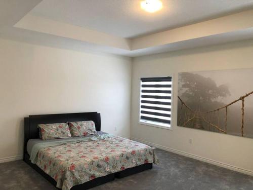 1 dormitorio con cama y ventana en 537 Veterans Dr Brampton ON L7A 5A6 en Brampton