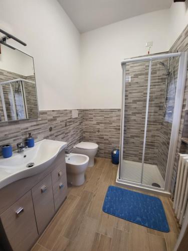 uma casa de banho com um chuveiro, um WC e um lavatório. em da Romy Holiday House em Mozzo