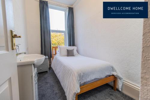 a bedroom with a bed and a sink and a window at Entire 8 Ensuite Bedroom Coastal Holiday Home Townhouse, Free Parking, Fully Equipped Kitchen, Dining Room & Lounge, Perfect for Family Gatherings, Long Term Contractor, Relocation, etc Stays, 20 mins to Sunderland & Newcastle, See our Site for Assurance in South Shields