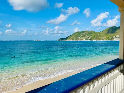 a view of the ocean from the balcony of a beach at Très jolie 3 pièces à Gd Case les pieds dans l'eau in Grand Case