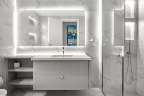 Koupelna v ubytování Azure, Dubai Marina - Majestic Two Bedroom