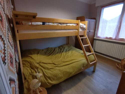 - une chambre avec 2 lits superposés et des draps jaunes dans l'établissement Rétro Malo, à Dunkerque