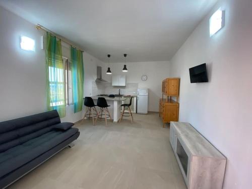 een woonkamer met een bank en een tafel bij Appartamento ristrutturato 2021 “Da Mariangela” in Santa Lucia