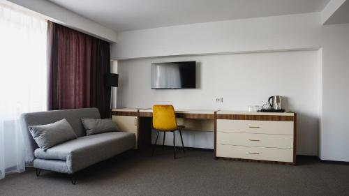 una camera d'albergo con scrivania e sedia di Park Hotel a Tiraspol