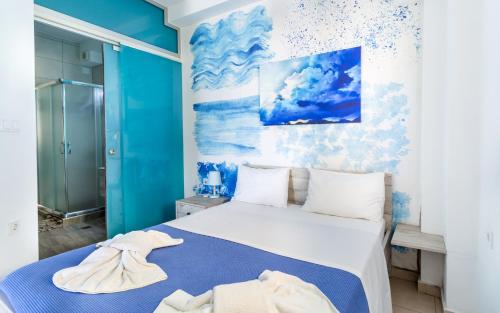 um quarto azul e branco com uma cama em Alternative Plan em Lerápetra