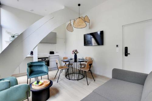 un salon avec une table et des chaises dans l'établissement Flat with Terrasse - 1BR-4P - Eiffel Tower, à Paris