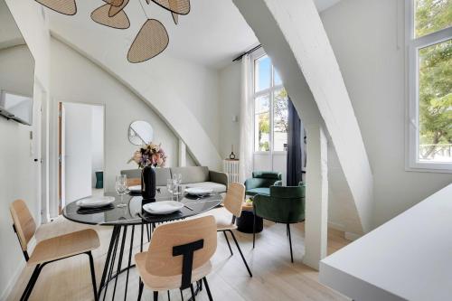 une salle à manger avec une table et des chaises dans l'établissement Flat with Terrasse - 1BR-4P - Eiffel Tower, à Paris