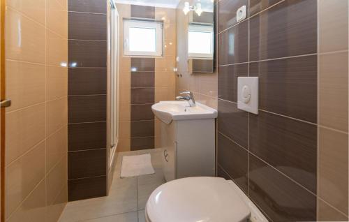 łazienka z toaletą i umywalką w obiekcie Awesome Home In Starigrad With House Sea View w mieście Starigrad-Paklenica