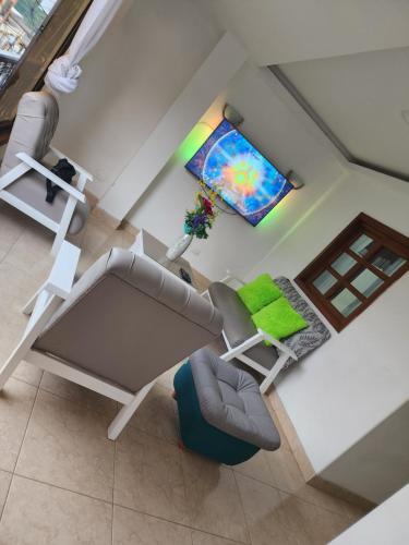 una vista aérea de una sala de estar con sofá y TV en Espléndido apto completo en el centro de Pereira, en Pereira