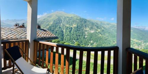 balcón con vistas a la montaña en Cosy Montagne, en Valmeinier