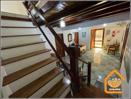 un escalier menant à une chambre avec couloir dans l'établissement Bed and Breakfast La Casa Naranja, à Olón