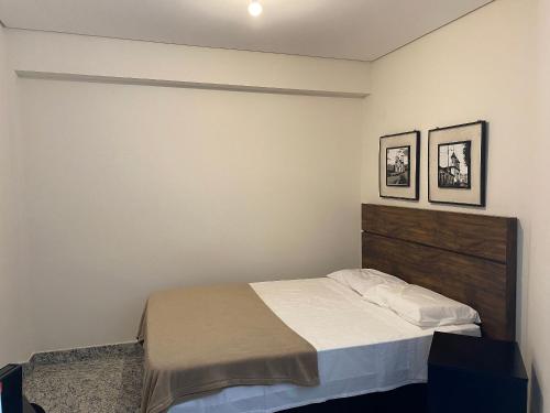 una camera con un letto e due quadri appesi al muro di Locking's Lourdes 8 a Belo Horizonte