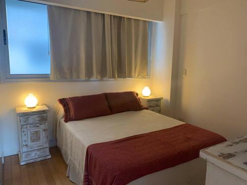 1 dormitorio con 1 cama con ventana y 2 lámparas en Impecable depto en Palermo Hollywood con pileta en Buenos Aires