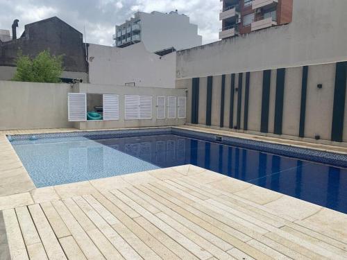 una piscina en la azotea de un edificio en Impecable depto en Palermo Hollywood con pileta en Buenos Aires