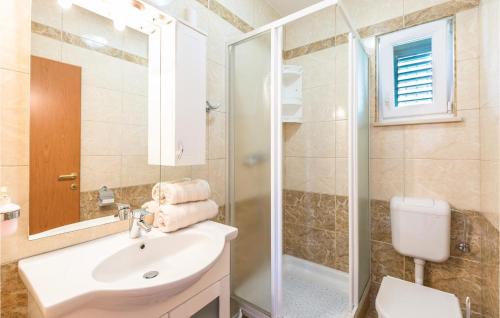 y baño con lavabo, ducha y aseo. en 4 Bedroom Stunning Home In Tucepi, en Tučepi