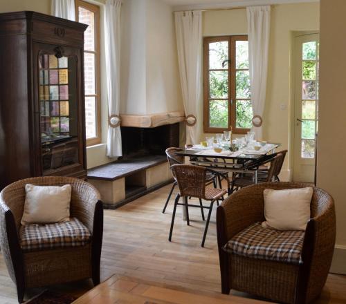 a dining room with a table and chairs at Bienvenue en terre écossaise in Aubigny-sur-Nère